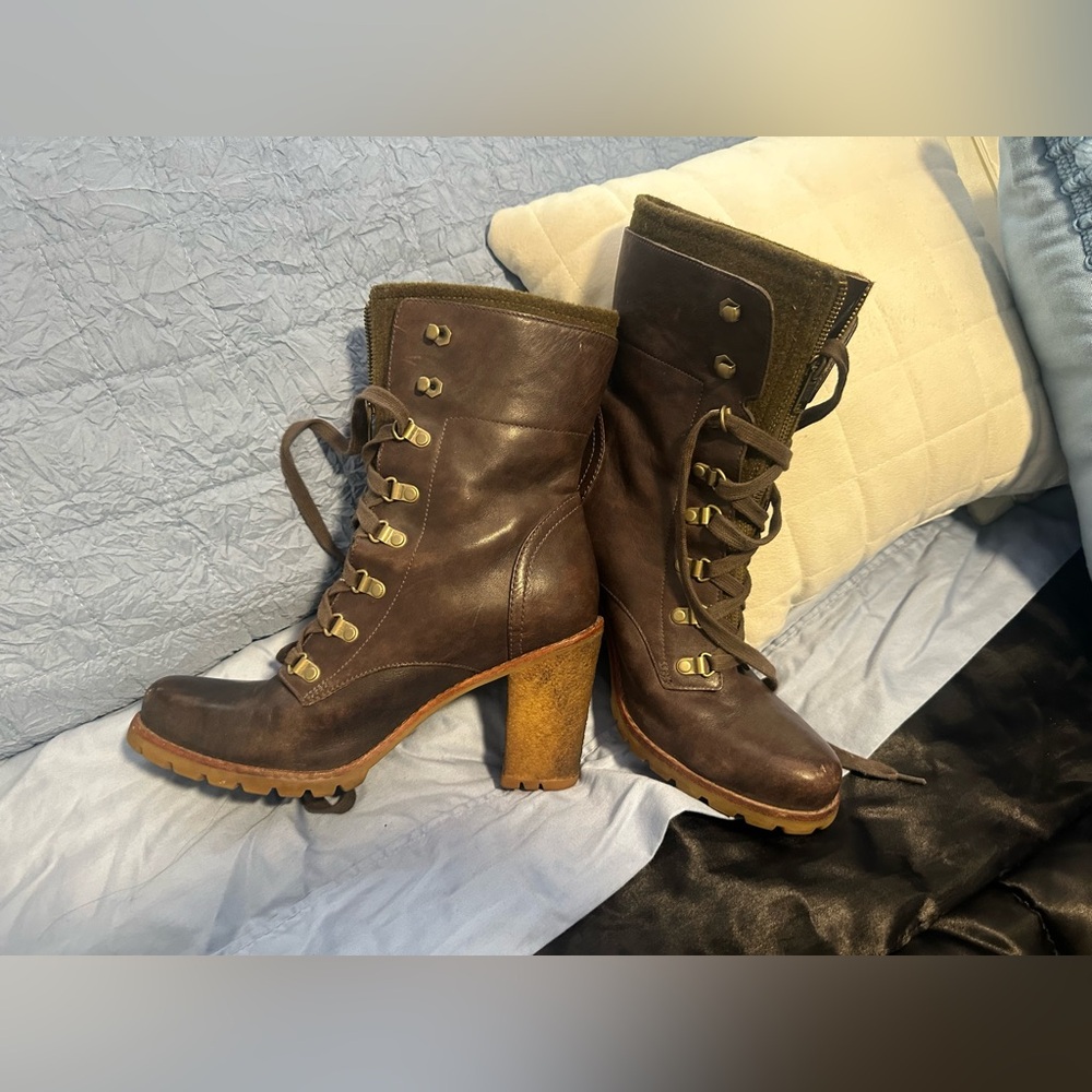 UGG Lace up Combat ankle boots / block heels. Brown leather. Size 10
